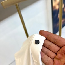 Loro Piana诺悠翩雅、2026春夏新品短袖Polo衫,以简约廓形诠释轻奢通勤风。纯色调干净利落, Loro Piana诺悠翩雅、2026春夏新品短袖Polo衫,以简约廓形诠释轻奢通勤风。纯色调干净利落,