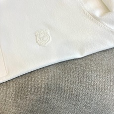 Loro Piana诺悠翩雅、2026春夏新品短袖Polo衫,以简约廓形诠释轻奢通勤风。纯色调干净利落, Loro Piana诺悠翩雅、2026春夏新品短袖Polo衫,以简约廓形诠释轻奢通勤风。纯色调干净利落,