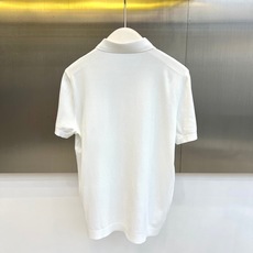 Loro Piana诺悠翩雅、2026春夏新品短袖Polo衫,以简约廓形诠释轻奢通勤风。纯色调干净利落, Loro Piana诺悠翩雅、2026春夏新品短袖Polo衫,以简约廓形诠释轻奢通勤风。纯色调干净利落,