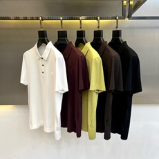 Loro Piana诺悠翩雅、2026春夏新品短袖Polo衫,以简约廓形诠释轻奢通勤风。纯色调干净利落, Loro Piana诺悠翩雅、2026春夏新品短袖Polo衫,以简约廓形诠释轻奢通勤风。纯色调干净利落,