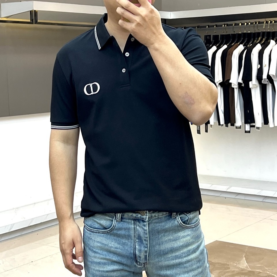 Dio迪奥、2026春夏新品男士短袖Polo衫，以极简美学诠释现代优雅。经典色调搭配双条纹领口与袖口，利