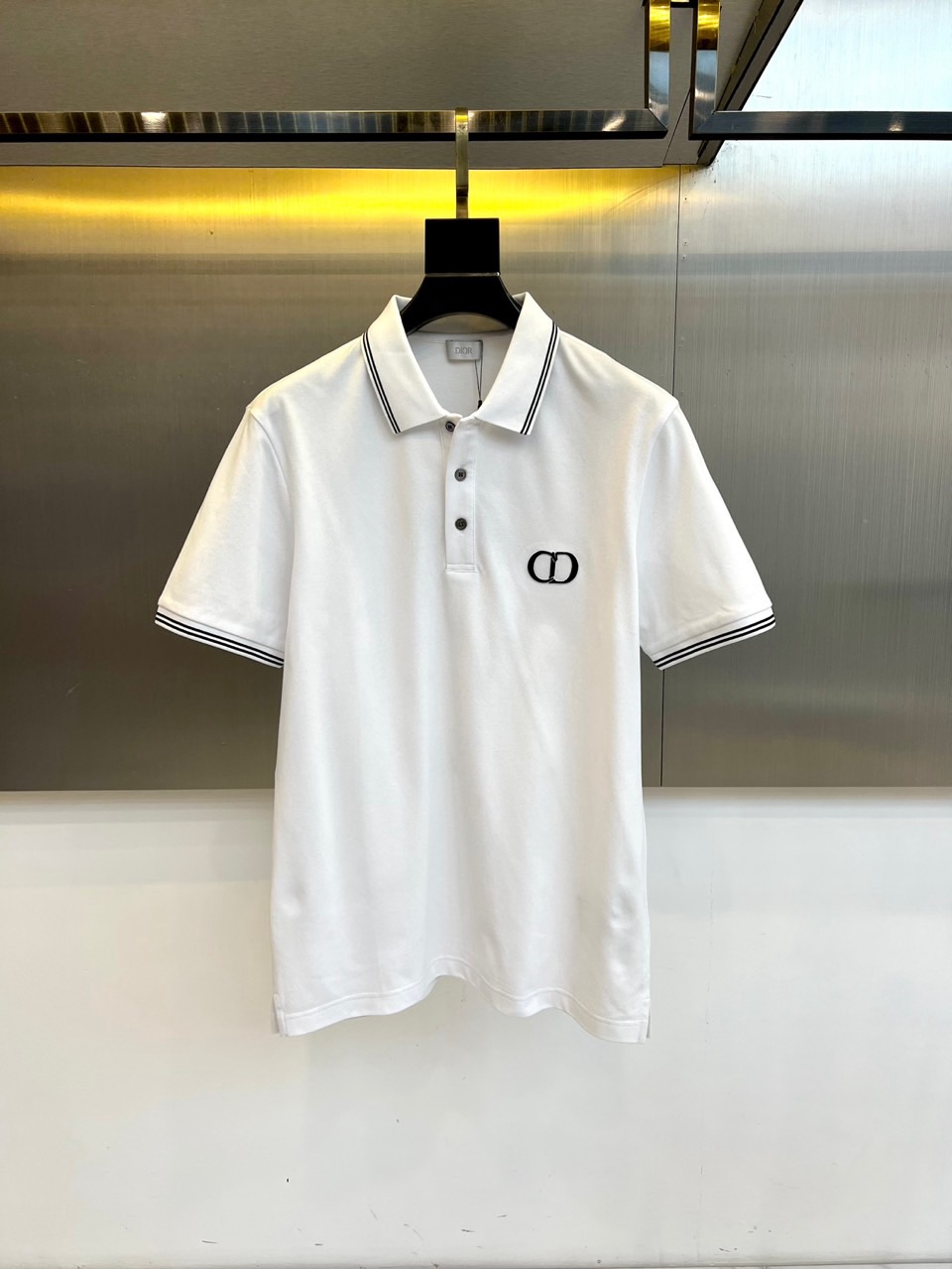 Dio迪奥、2026春夏新品男士短袖Polo衫，以极简美学诠释现代优雅。经典色调搭配双条纹领口与袖口，利