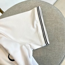 Dio迪奥、2026春夏新品男士短袖Polo衫,以极简美学诠释现代优雅。经典色调搭配双条纹领口与袖口,利 Dio迪奥、2026春夏新品男士短袖Polo衫,以极简美学诠释现代优雅。经典色调搭配双条纹领口与袖口,利