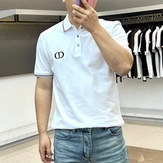 Dio迪奥、2026春夏新品男士短袖Polo衫,以极简美学诠释现代优雅。经典色调搭配双条纹领口与袖口,利 Dio迪奥、2026春夏新品男士短袖Polo衫,以极简美学诠释现代优雅。经典色调搭配双条纹领口与袖口,利