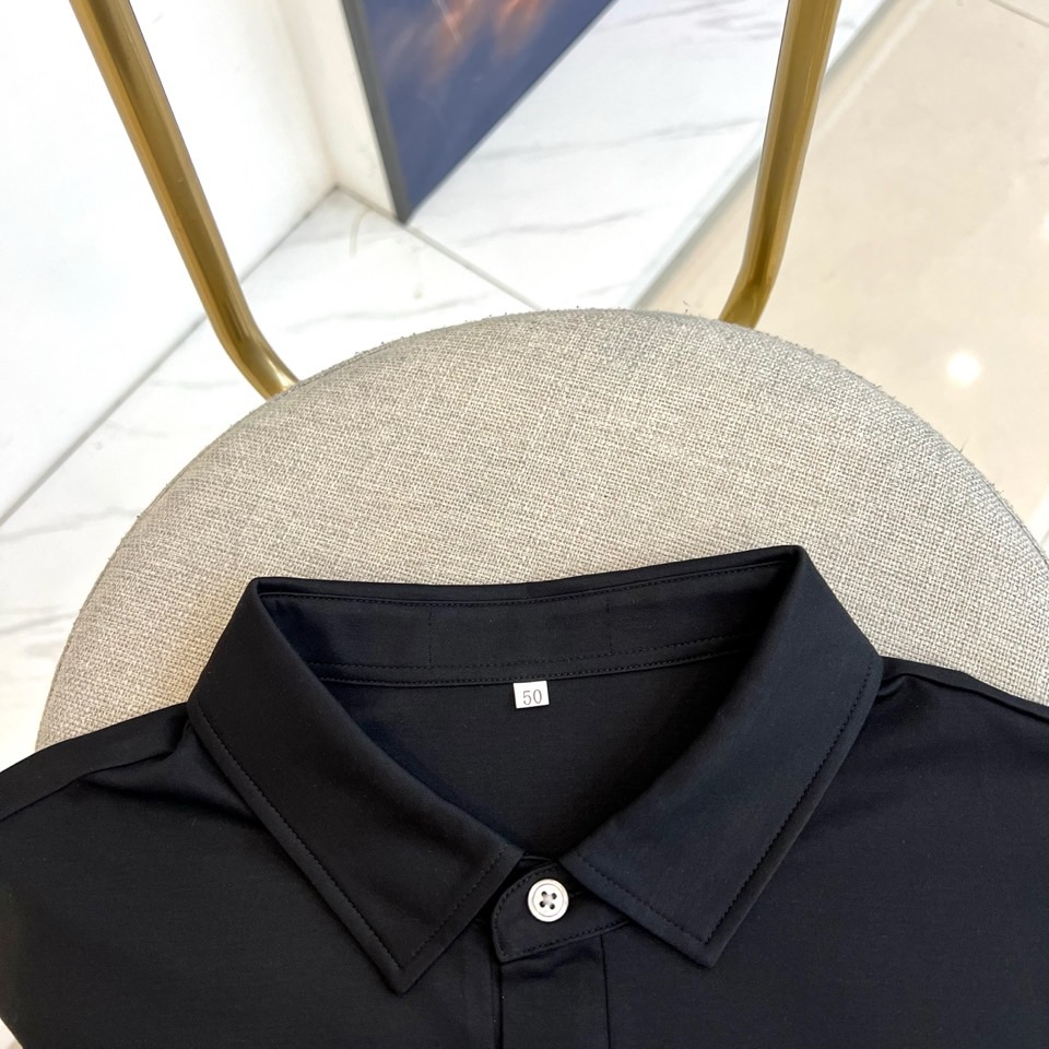 Prad普拉达、2026春夏新品短袖Polo，以极简轮廓重塑经典运动休闲风，色调沉稳高级，适配都市通勤与