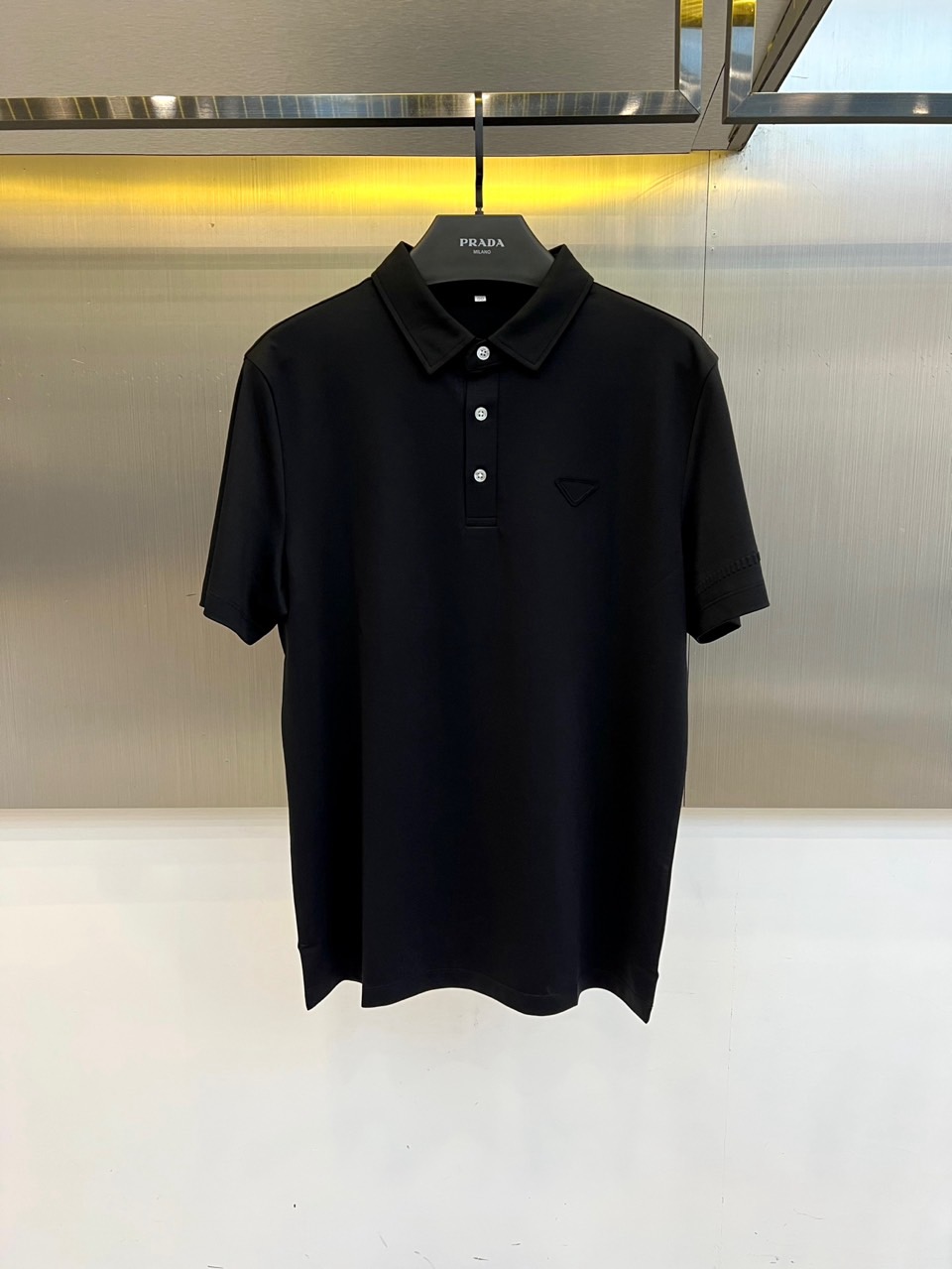 Prad普拉达、2026春夏新品短袖Polo，以极简轮廓重塑经典运动休闲风，色调沉稳高级，适配都市通勤与