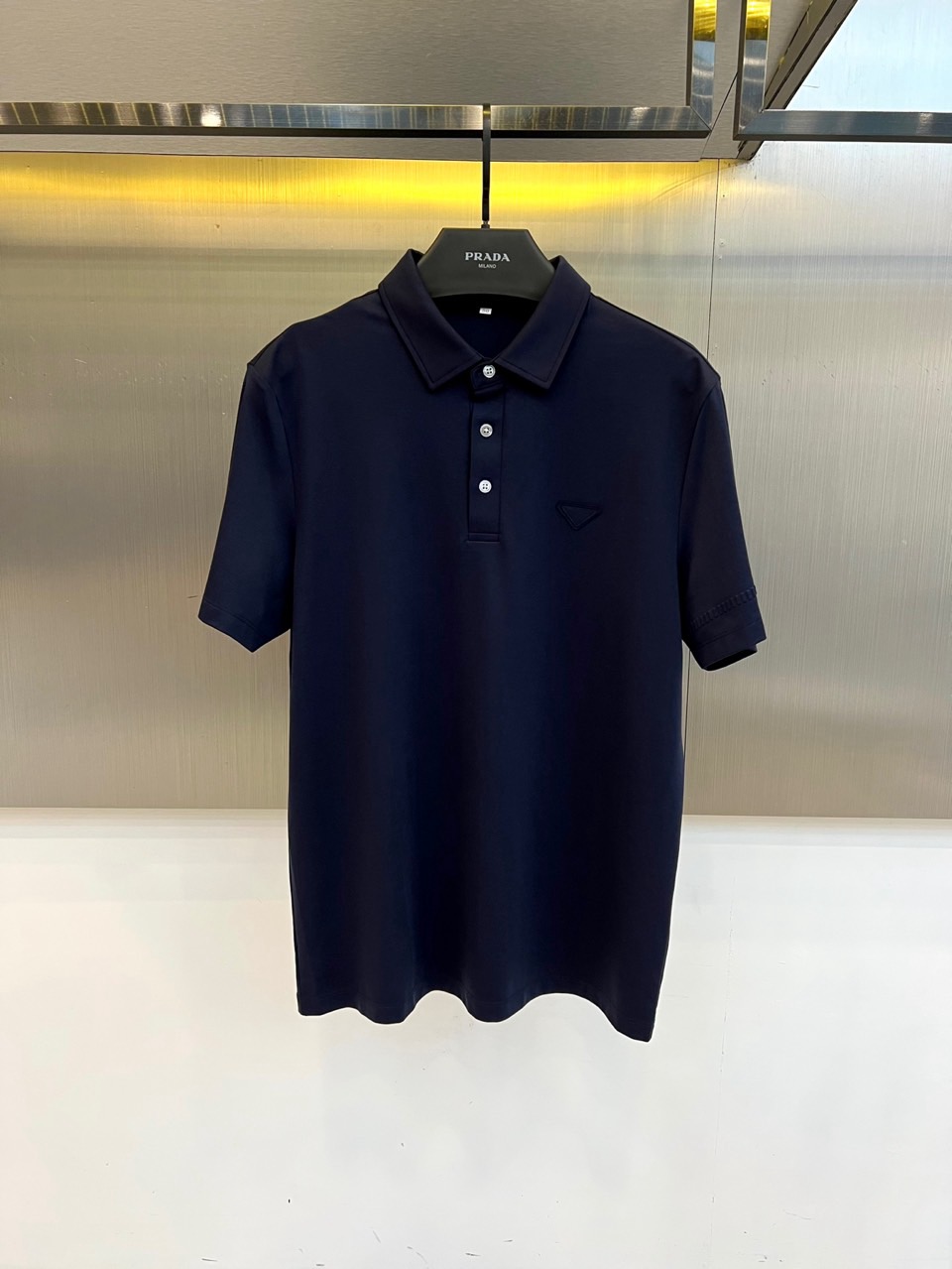 Prad普拉达、2026春夏新品短袖Polo，以极简轮廓重塑经典运动休闲风，色调沉稳高级，适配都市通勤与