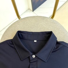 Prad普拉达、2026春夏新品短袖Polo,以极简轮廓重塑经典运动休闲风,色调沉稳高级,适配都市通勤与 Prad普拉达、2026春夏新品短袖Polo,以极简轮廓重塑经典运动休闲风,色调沉稳高级,适配都市通勤与