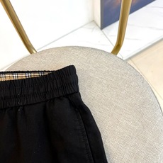 Bur巴宝莉、巴宝莉2026春夏新品天丝亚麻短裤,天丝70%20%麻10%以当代视角重塑经典休闲格调。款 Bur巴宝莉、巴宝莉2026春夏新品天丝亚麻短裤,天丝70%20%麻10%以当代视角重塑经典休闲格调。款