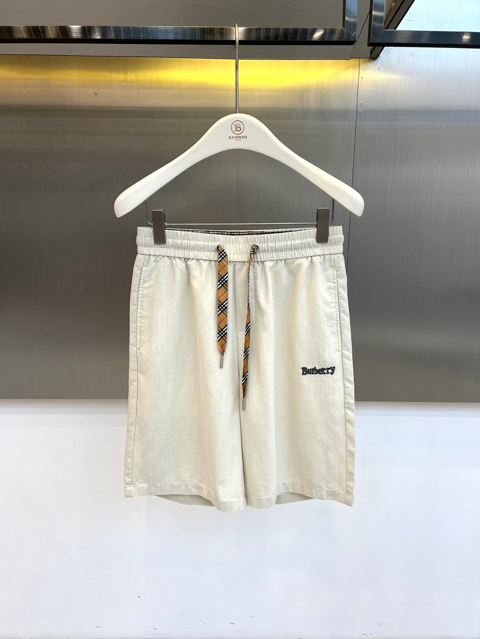 Bur巴宝莉、巴宝莉2026春夏新品天丝亚麻短裤，天丝70%20%麻10%以当代视角重塑经典休闲格调。款
