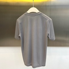 Loro Piana诺悠翩雅、2026春夏新品短袖T恤,以简约廓形诠释高级休闲风。温柔百搭,100%纯棉 Loro Piana诺悠翩雅、2026春夏新品短袖T恤,以简约廓形诠释高级休闲风。温柔百搭,100%纯棉
