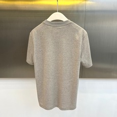 Loro Piana诺悠翩雅、2026春夏新品短袖T恤,以简约廓形诠释高级休闲风。温柔百搭,100%纯棉 Loro Piana诺悠翩雅、2026春夏新品短袖T恤,以简约廓形诠释高级休闲风。温柔百搭,100%纯棉