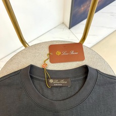 Loro Piana诺悠翩雅、2026春夏新品短袖T恤,以简约廓形诠释高级休闲风。温柔百搭,100%纯棉 Loro Piana诺悠翩雅、2026春夏新品短袖T恤,以简约廓形诠释高级休闲风。温柔百搭,100%纯棉