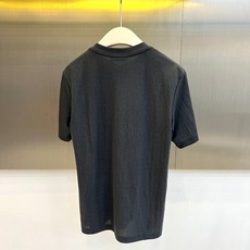 Loro Piana诺悠翩雅、2026春夏新品短袖T恤,以简约廓形诠释高级休闲风。温柔百搭,100%纯棉 Loro Piana诺悠翩雅、2026春夏新品短袖T恤,以简约廓形诠释高级休闲风。温柔百搭,100%纯棉