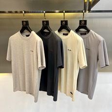 Loro Piana诺悠翩雅、2026春夏新品短袖T恤,以简约廓形诠释高级休闲风。温柔百搭,100%纯棉 Loro Piana诺悠翩雅、2026春夏新品短袖T恤,以简约廓形诠释高级休闲风。温柔百搭,100%纯棉
