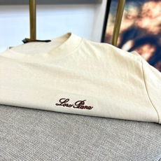 Loro Piana诺悠翩雅、2026春夏新品短袖T恤,以简约廓形诠释高级休闲风。温柔百搭,100%纯棉 Loro Piana诺悠翩雅、2026春夏新品短袖T恤,以简约廓形诠释高级休闲风。温柔百搭,100%纯棉