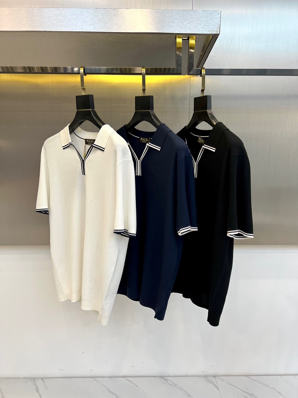 Loro Piana诺悠翩雅、2026春夏新品针织短袖Polo衫，以极简高级感重塑日常穿搭！经典翻领融入