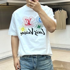 1v威登、2026春夏新品短袖T恤,以纯色为底色,融合品牌标志性元素与现代潮流设计。正面印花采用多彩线条 1v威登、2026春夏新品短袖T恤,以纯色为底色,融合品牌标志性元素与现代潮流设计。正面印花采用多彩线条