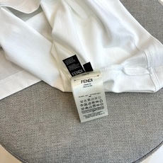 Fend芬迪、2026春夏男士圆领短袖T恤,以趣味设计演绎品牌标志美学。款式采用经典圆领与修身剪裁,确保 Fend芬迪、2026春夏男士圆领短袖T恤,以趣味设计演绎品牌标志美学。款式采用经典圆领与修身剪裁,确保