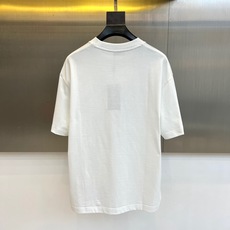 Fend芬迪、2026春夏男士圆领短袖T恤,以趣味设计演绎品牌标志美学。款式采用经典圆领与修身剪裁,确保 Fend芬迪、2026春夏男士圆领短袖T恤,以趣味设计演绎品牌标志美学。款式采用经典圆领与修身剪裁,确保