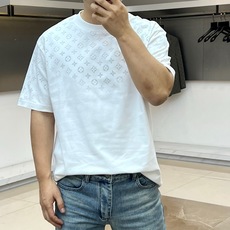 1v威登、2026春夏新品短袖T恤,以极简廓形融合经典元素,打造兼具高级感与日常实穿性的潮流单品。上衣采 1v威登、2026春夏新品短袖T恤,以极简廓形融合经典元素,打造兼具高级感与日常实穿性的潮流单品。上衣采