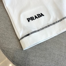 Prad普拉达、2026春夏新品短袖T恤,以利落圆领剪裁适配多元身形,纯色基底碰撞品牌经典三角徽标,胸前 Prad普拉达、2026春夏新品短袖T恤,以利落圆领剪裁适配多元身形,纯色基底碰撞品牌经典三角徽标,胸前