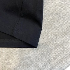 Lowe罗意威、2026春夏新品短袖T恤,以纯色为基底,胸前“LOEWE”字母采用立体刺绣工艺,撞色纹理 Lowe罗意威、2026春夏新品短袖T恤,以纯色为基底,胸前“LOEWE”字母采用立体刺绣工艺,撞色纹理