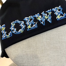 Lowe罗意威、2026春夏新品短袖T恤,以纯色为基底,胸前“LOEWE”字母采用立体刺绣工艺,撞色纹理 Lowe罗意威、2026春夏新品短袖T恤,以纯色为基底,胸前“LOEWE”字母采用立体刺绣工艺,撞色纹理
