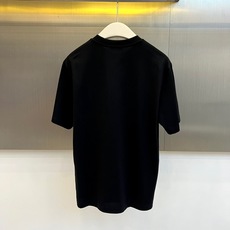 Lowe罗意威、2026春夏新品短袖T恤,以纯色为基底,胸前“LOEWE”字母采用立体刺绣工艺,撞色纹理 Lowe罗意威、2026春夏新品短袖T恤,以纯色为基底,胸前“LOEWE”字母采用立体刺绣工艺,撞色纹理