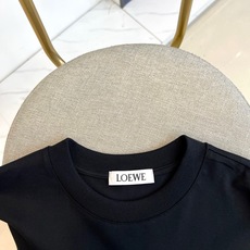Lowe罗意威、2026春夏新品短袖T恤,以纯色为基底,胸前“LOEWE”字母采用立体刺绣工艺,撞色纹理 Lowe罗意威、2026春夏新品短袖T恤,以纯色为基底,胸前“LOEWE”字母采用立体刺绣工艺,撞色纹理
