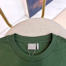 Dio迪奥、2026春夏新品圆领短袖T恤,以极简美学诠释当代优雅,纯色搭配经典左胸刺绣Logo,低调彰显 Dio迪奥、2026春夏新品圆领短袖T恤,以极简美学诠释当代优雅,纯色搭配经典左胸刺绣Logo,低调彰显