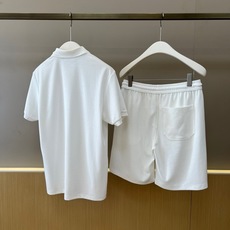 Loro Piana诺悠翩雅、2026春夏新品套装,以纯色为主调,打造简约高级的休闲运动风。上衣为短袖P Loro Piana诺悠翩雅、2026春夏新品套装,以纯色为主调,打造简约高级的休闲运动风。上衣为短袖P