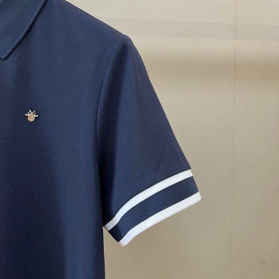 Dio迪奥、2026春夏新品男士短袖Polo衫，以利落简约的剪裁呈现经典运动美学。纯色纯净通透，搭配条纹