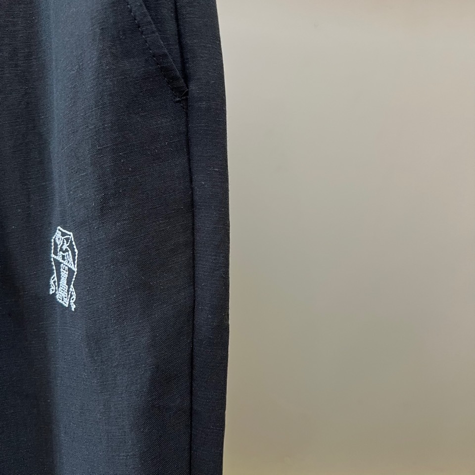 Brunello Cucinelli-BC、2026春夏新品休闲裤，以纯色调开启清爽穿搭篇章，采用轻盈透