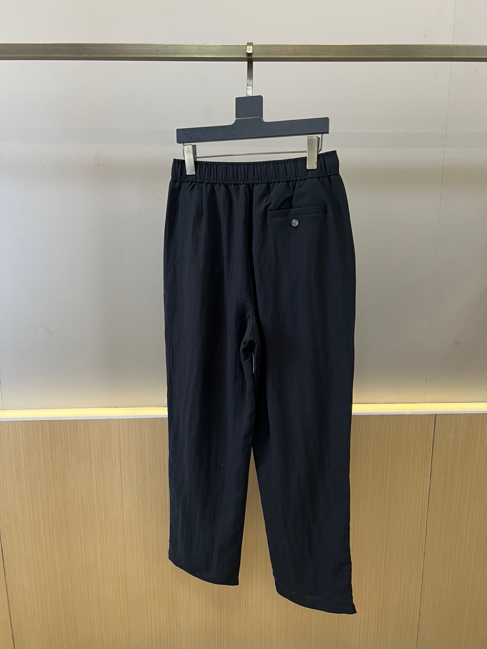 Brunello Cucinelli-BC、2026春夏新品休闲裤，以纯色调开启清爽穿搭篇章，采用轻盈透