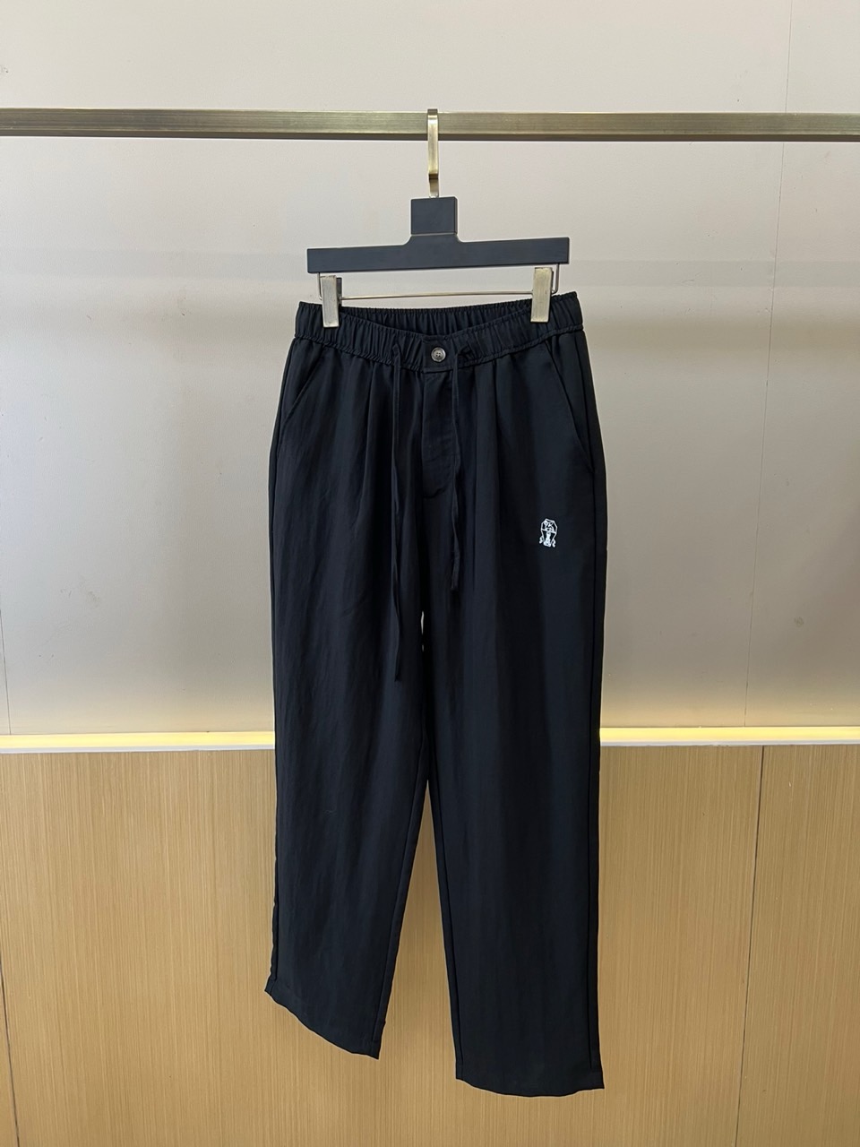 Brunello Cucinelli-BC、2026春夏新品休闲裤，以纯色调开启清爽穿搭篇章，采用轻盈透