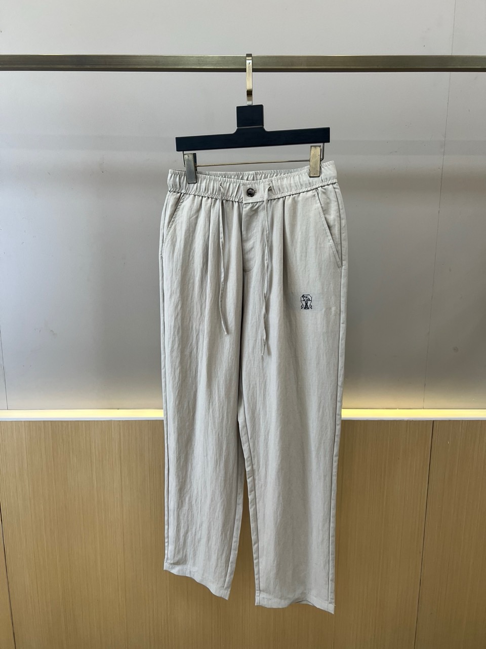 Brunello Cucinelli-BC、2026春夏新品休闲裤，以纯色调开启清爽穿搭篇章，采用轻盈透