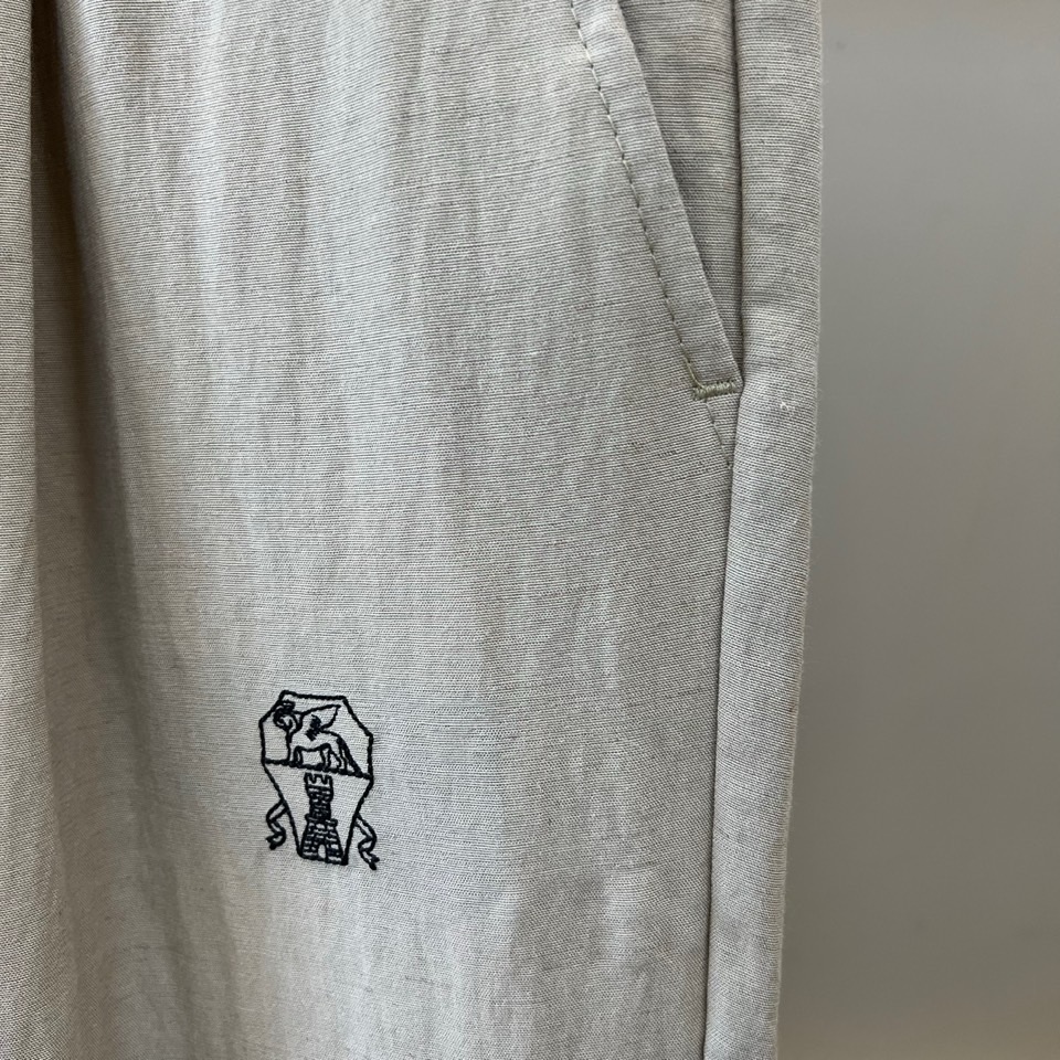 Brunello Cucinelli-BC、2026春夏新品休闲裤，以纯色调开启清爽穿搭篇章，采用轻盈透
