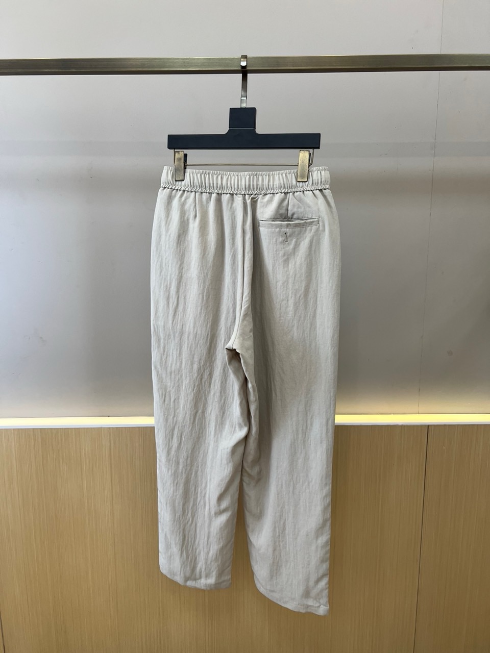 Brunello Cucinelli-BC、2026春夏新品休闲裤，以纯色调开启清爽穿搭篇章，采用轻盈透