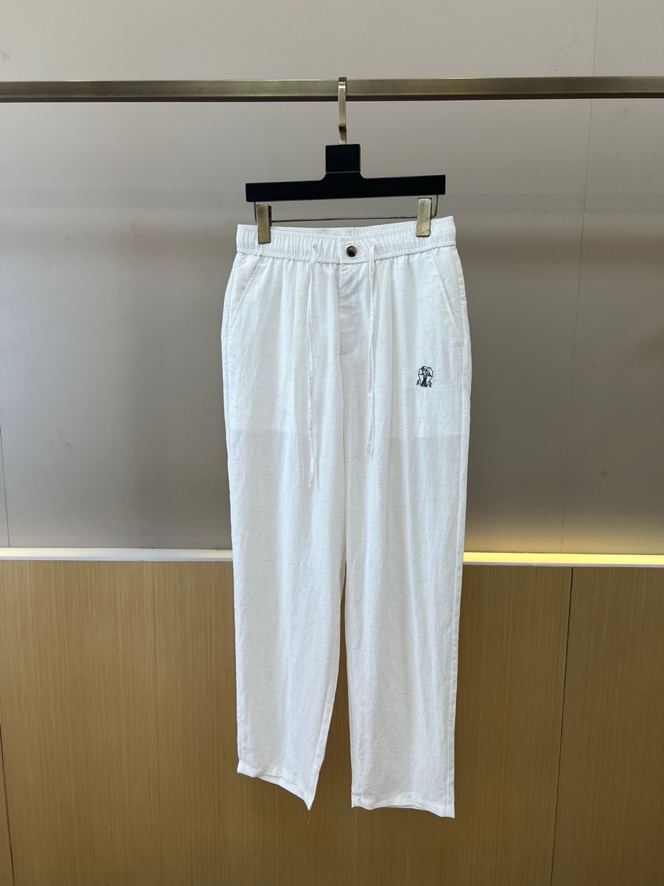 Brunello Cucinelli-BC、2026春夏新品休闲裤，以纯色调开启清爽穿搭篇章，采用轻盈透