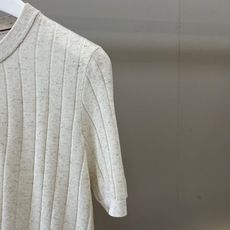 Brunello Cucinelli-BC、2026春夏新品男士针织短袖T恤,以简约亨利领搭配三粒纽扣设 Brunello Cucinelli-BC、2026春夏新品男士针织短袖T恤,以简约亨利领搭配三粒纽扣设