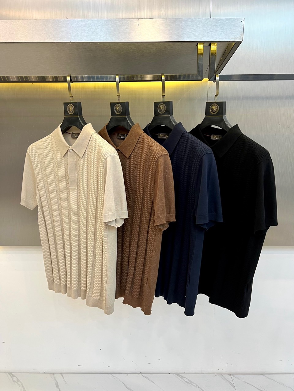 Loro Piana诺悠翩雅、2026春夏新品针织短袖Polo衫，以低调优雅的色调诠释当代男士轻熟魅力。