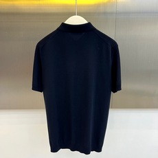 Loro Piana诺悠翩雅、2026春夏新品针织短袖Polo衫,以低调优雅的色调诠释当代男士轻熟魅力。 Loro Piana诺悠翩雅、2026春夏新品针织短袖Polo衫,以低调优雅的色调诠释当代男士轻熟魅力。