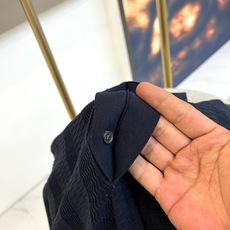 Loro Piana诺悠翩雅、2026春夏新品针织短袖Polo衫,以低调优雅的色调诠释当代男士轻熟魅力。 Loro Piana诺悠翩雅、2026春夏新品针织短袖Polo衫,以低调优雅的色调诠释当代男士轻熟魅力。