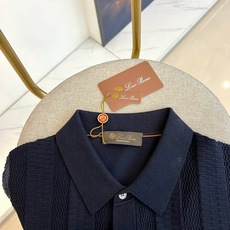 Loro Piana诺悠翩雅、2026春夏新品针织短袖Polo衫,以低调优雅的色调诠释当代男士轻熟魅力。 Loro Piana诺悠翩雅、2026春夏新品针织短袖Polo衫,以低调优雅的色调诠释当代男士轻熟魅力。