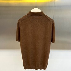 Loro Piana诺悠翩雅、2026春夏新品针织短袖Polo衫,以低调优雅的色调诠释当代男士轻熟魅力。 Loro Piana诺悠翩雅、2026春夏新品针织短袖Polo衫,以低调优雅的色调诠释当代男士轻熟魅力。