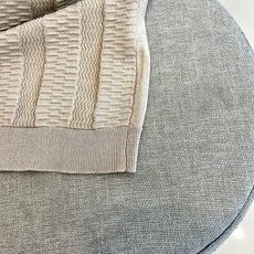 Loro Piana诺悠翩雅、2026春夏新品针织短袖Polo衫,以低调优雅的色调诠释当代男士轻熟魅力。 Loro Piana诺悠翩雅、2026春夏新品针织短袖Polo衫,以低调优雅的色调诠释当代男士轻熟魅力。