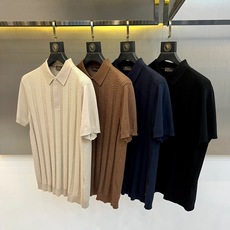 Loro Piana诺悠翩雅、2026春夏新品针织短袖Polo衫,以低调优雅的色调诠释当代男士轻熟魅力。 Loro Piana诺悠翩雅、2026春夏新品针织短袖Polo衫,以低调优雅的色调诠释当代男士轻熟魅力。