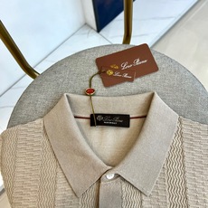 Loro Piana诺悠翩雅、2026春夏新品针织短袖Polo衫,以低调优雅的色调诠释当代男士轻熟魅力。 Loro Piana诺悠翩雅、2026春夏新品针织短袖Polo衫,以低调优雅的色调诠释当代男士轻熟魅力。