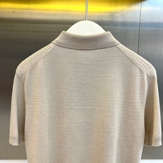Loro Piana诺悠翩雅、2026春夏新品针织短袖Polo衫,以低调优雅的色调诠释当代男士轻熟魅力。 Loro Piana诺悠翩雅、2026春夏新品针织短袖Polo衫,以低调优雅的色调诠释当代男士轻熟魅力。